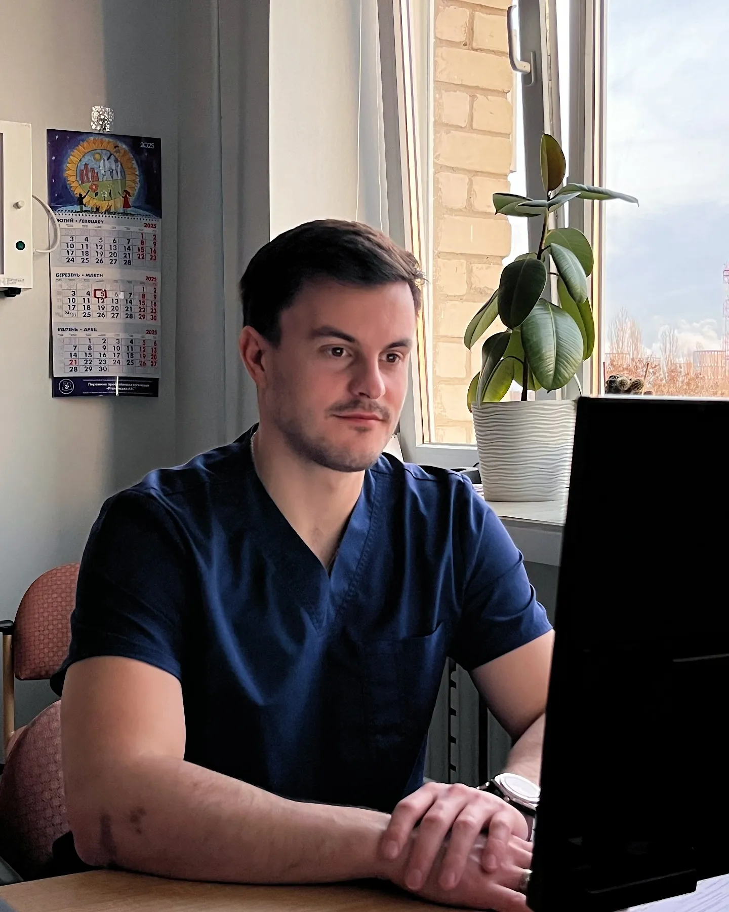 Олександр Романчук за робочим столом