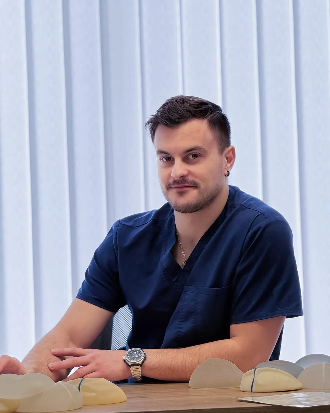 Олександр Романчук, пластичний хірург, на консультації з грудними імплантами